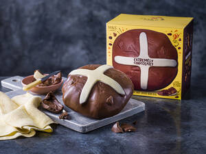 marksandspencer_VELIKONOCE23_cokoladova maxi figurka v podobe hot cross bun z cokolady s rozinkami a pomerancem_429Kc.jpg